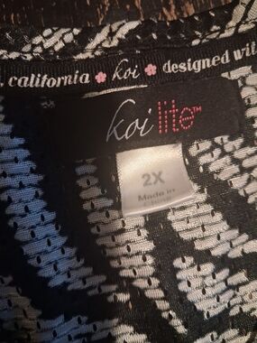 Koi Lite Women’s Scrub Shirt in Black and White - 2X